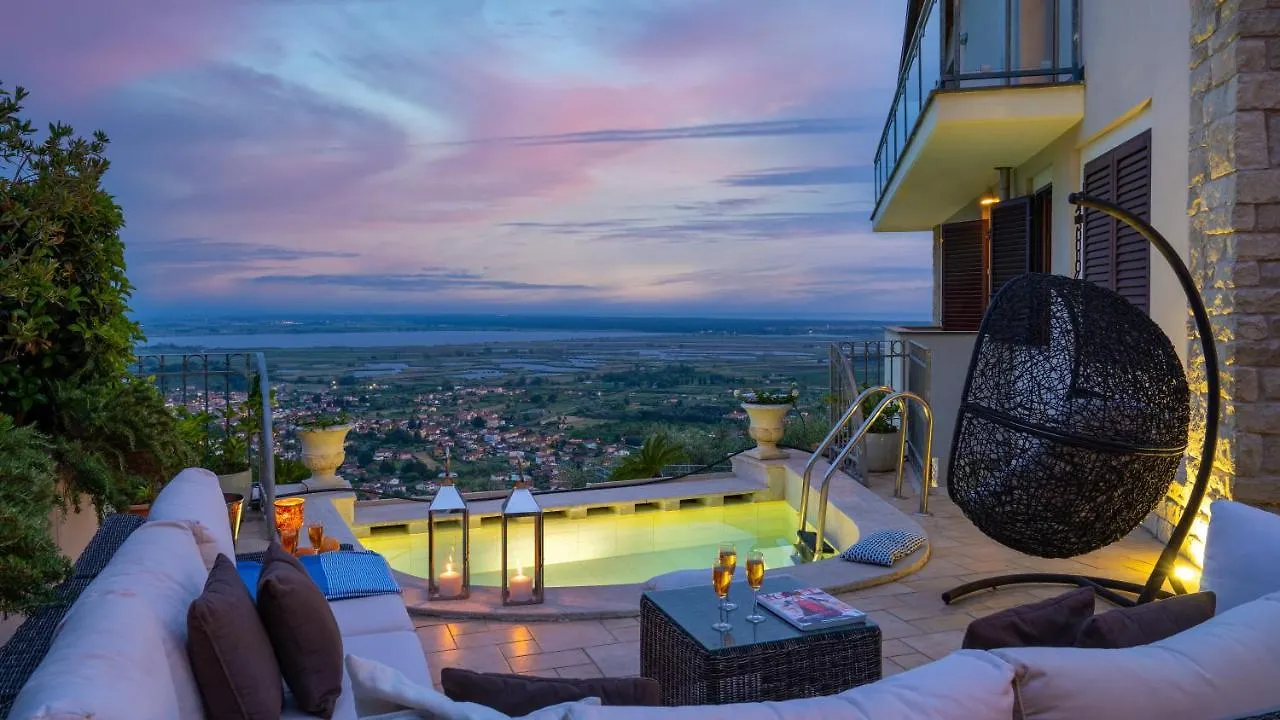 Villa Dolphin 10, Emma Villas Massarosa